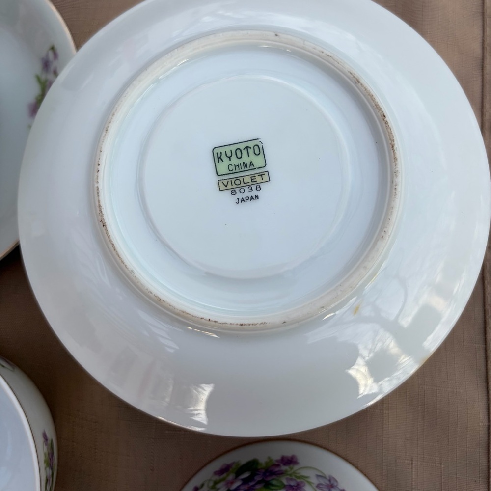 (4) Vintage Kyoto Bone China Violets 8038
Tea Cups & Saucers w/ bonus cup! - Picture 5 of 6